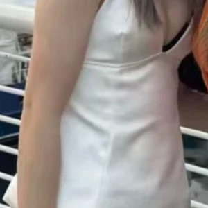 SLUTSÅLD TOPP FRÅN ZARA - Supersnygg vit topp från Zara i glansigt satin material. Toppen har bekväma axelband med rosetter på båda sidorna. Toppen har en v-ringad skärning och dragkedja bak för en smickrande passform. Perfekt att styla med jeans eller kjol för en trendig look. Använd endast 1 gång.