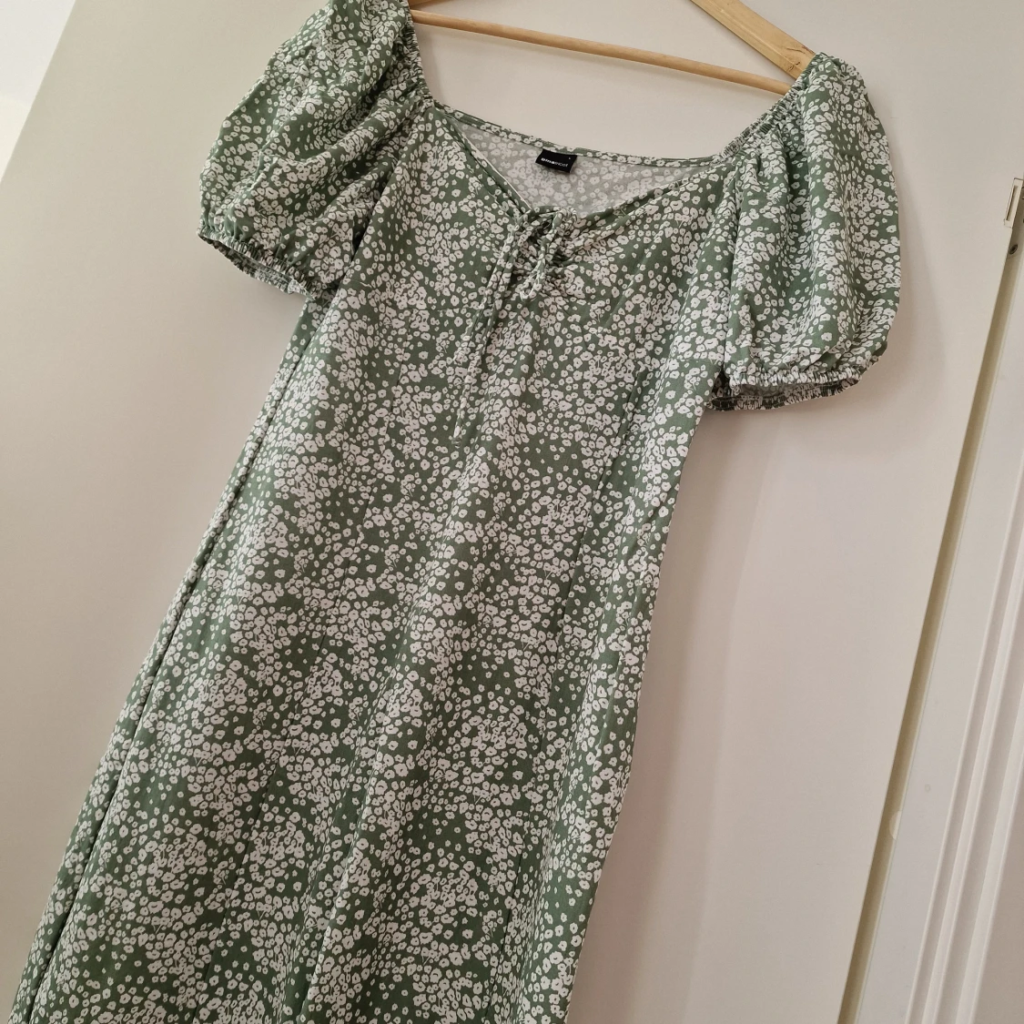 Grön blommig klänning från Gina Tricot - 2