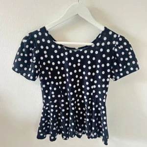 Svart prickig topp med volang - Supersöt trendig prickig topp❤️