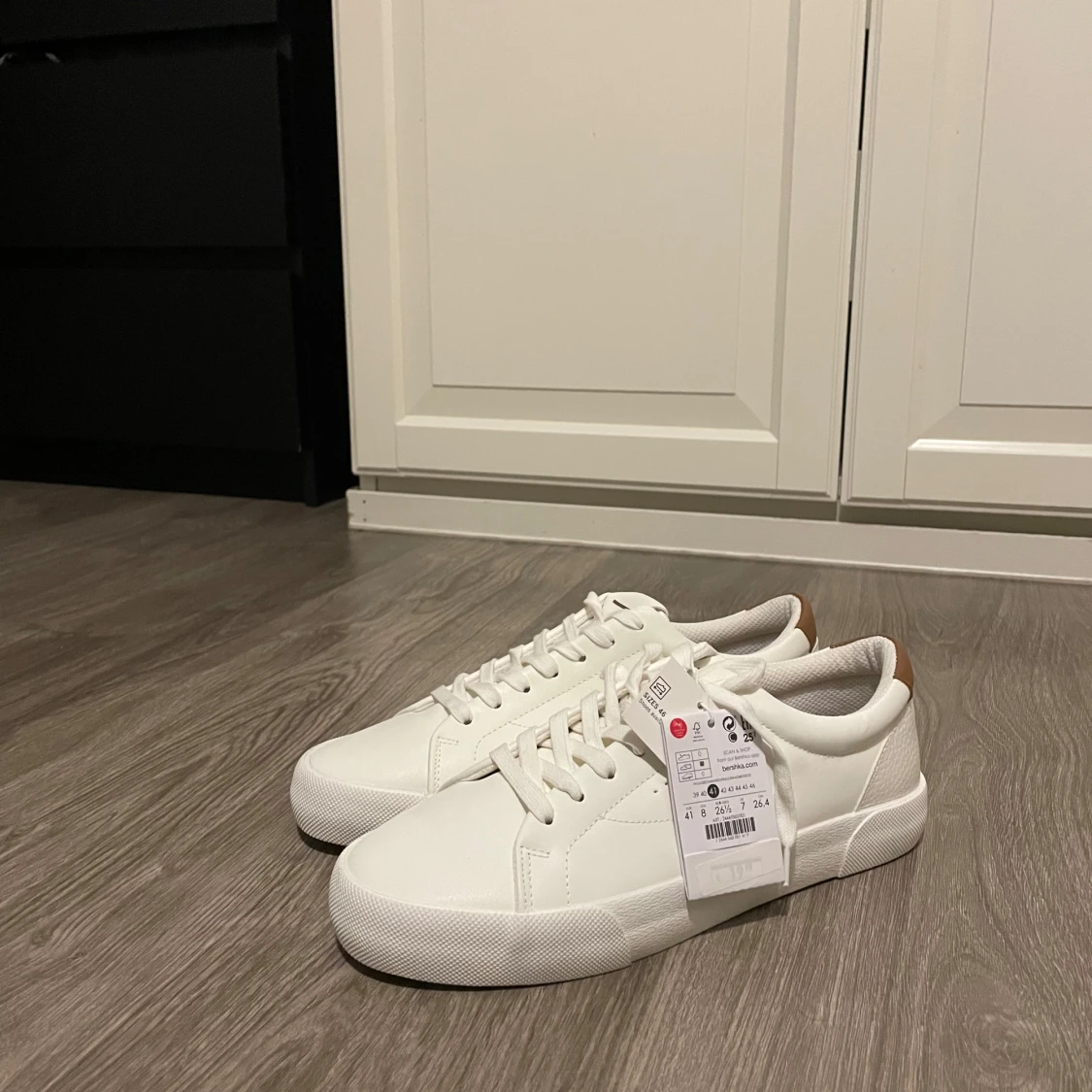 Vita sneakers från Bershka strl 41 - 1