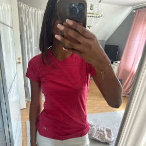 Rosa träningst-shirt från Pro Touch - Säljer en rosa, tight och sportig t-shirt från Pro Touch. T-shirten har korta ärmar, rund halsringning och är tillverkad i ett lätt och snabbtorkande syntetmaterial. Perfekt för träning. Storlek XXS men passar mig perfekt som vanligtvis har S! 