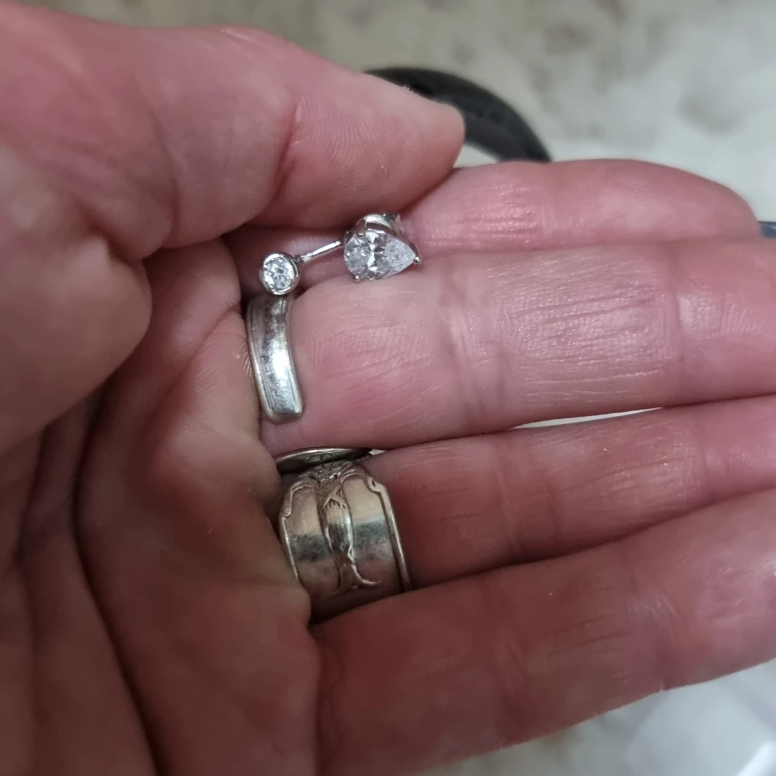 Silvriga örhängen med hjärtformad sten - 2