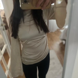 Champagnefärgad satinblus från Boohoo - Blus från boohoo