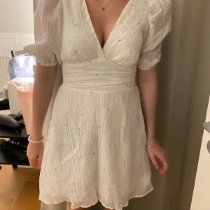 Vit kortklänning med puffärm - Jättesöt klänning använd 1 gång🥰
