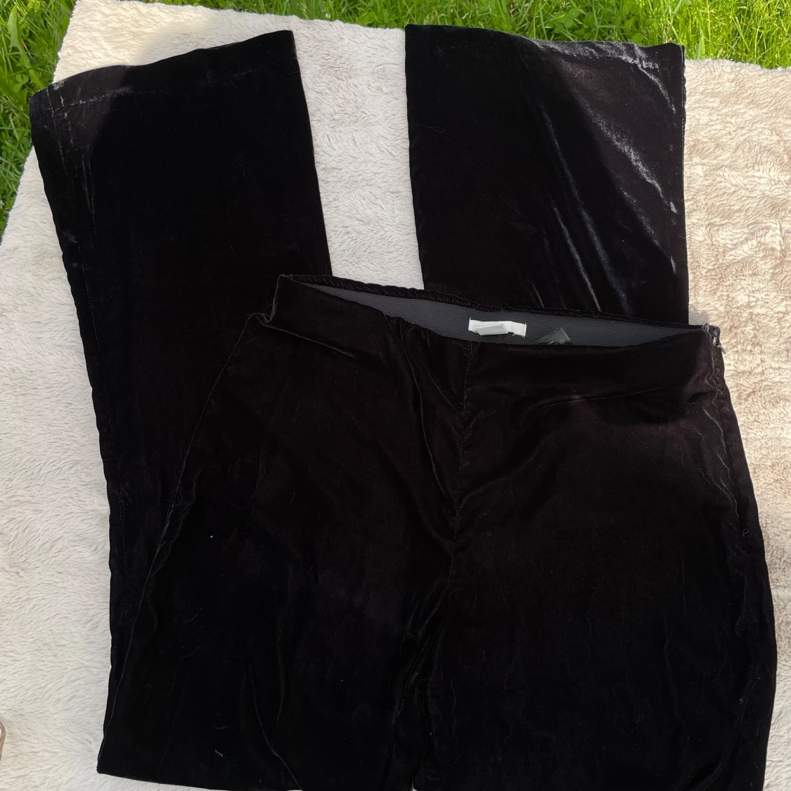 Svarta sammetsbyxor från H&M - 1