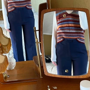 Mörkblå kostymbyxor & Other Stories - Snygga mörkblå kostymbyxor från & Other Stories med klassisk rak passform och pressveck. Byxorna har fickor i sidorna, hällor för bälte och stängs med knapp och dragkedja. Perfekta för en clean och stilren look.