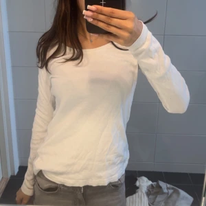 vit tröja  - vanlig vit tröja, skit snygg 