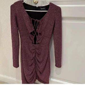 Glittrig klänning - Supersnygg klänning från Bershka använd endast en gång. Kontakta för fler bilder. Skulle säga att klänningen passar storlek S och M.
