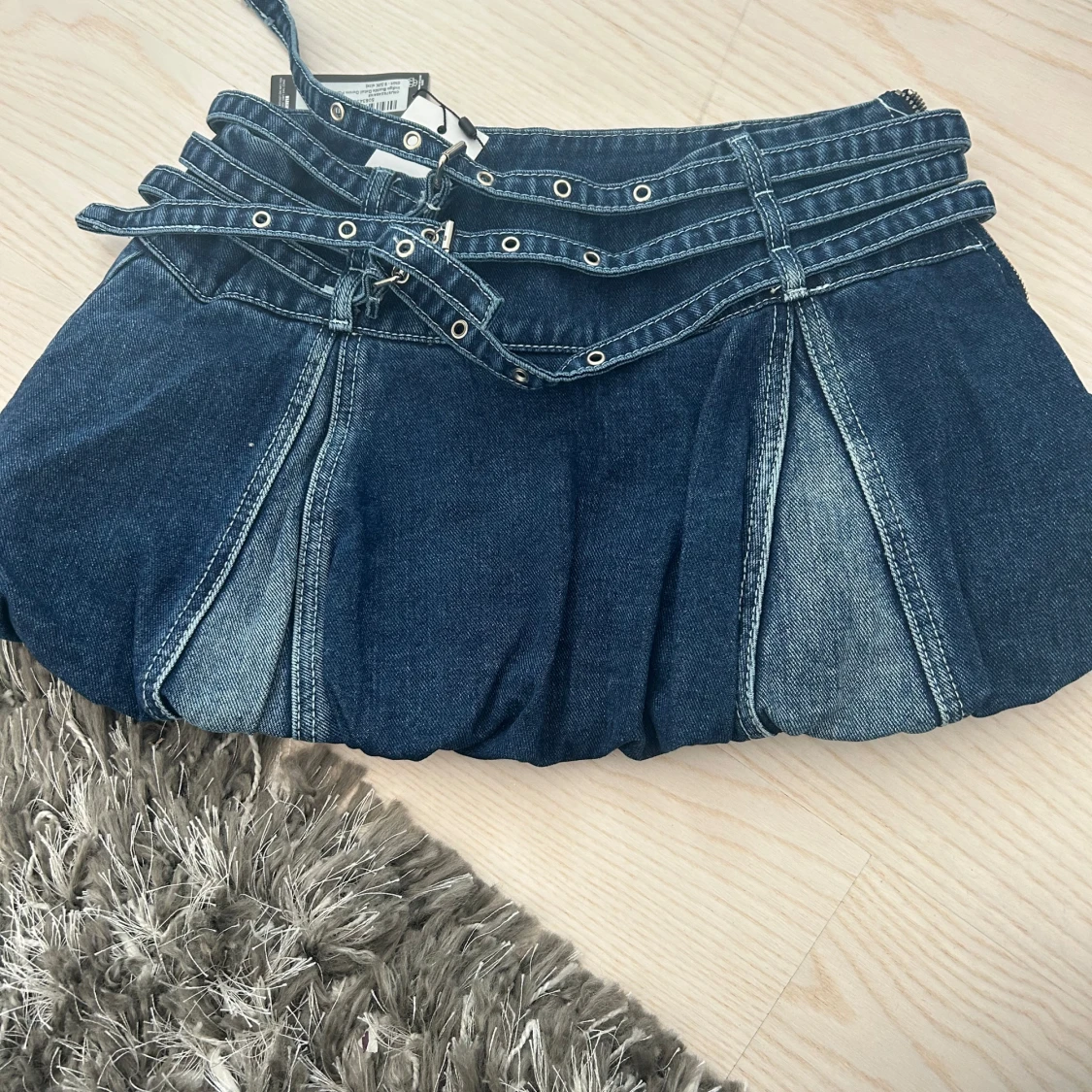 Jeansjacka från PrettyLittleThing med spännen och matchande kjol  - 1