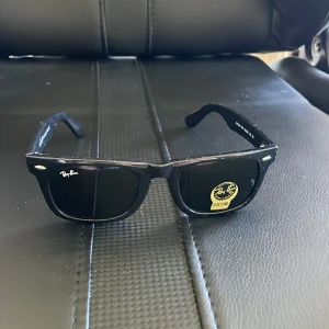 Ray bans solglasögon  - Säljer nu mina ray bans för ett bra pris. Om det finns några frågor är det bara att fråga. 