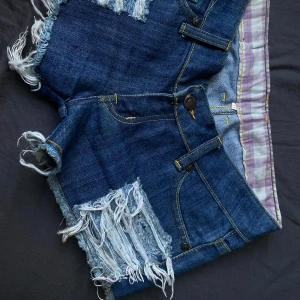 Lågmidjade jeansshorts - Säljer ett år SKIT snygga unika jeansshorts med slitningar och andra snygga detaljer, dem är väldigt lågmidjade. Jag säljer för att dem är väldigt små för mig. Det står M men är inte sann till storlek. Skulle säga att det är en XS/S, skriv för mått. Lägg gärna prisförslag❤️
