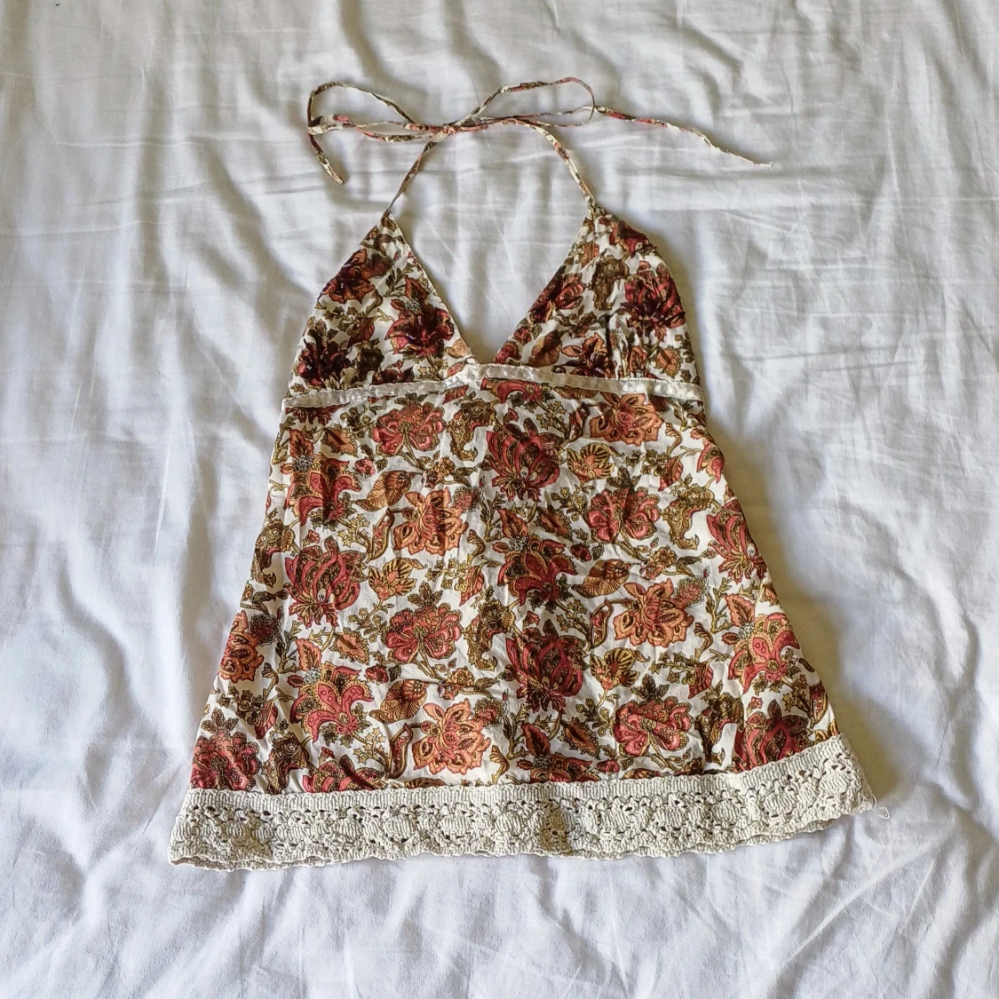 Blommig halterneck linnetopp med spets