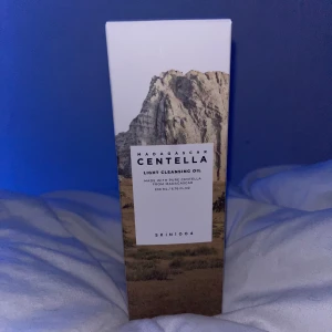SKIN1004 Centella Cleansing Oil 200ml - säljer en oil cleanser från skin1004 eftersom den inte funkade för min hy 💕köpte den igår och har bara använt den 2 gånger (PASSA PÅ O KÖP SNABBT eftersom jag inte kommer vara här i sverige den 24 juli!!)
