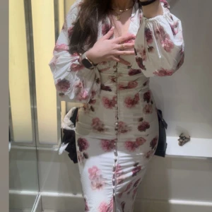 Gina Tricot balloon sleeve dress - INTRESSEKOLL!! Jag säljer denna helt nya klänning från Gina tricot i storlek 36/S. Helt oanvänd och därav inte använts en enda gång endast testat på. Som sagt detta är bara intressekoll så jag är öppen för att diskutera pris!!❤️helt slutsåld!