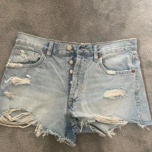 Jeansshorts - Ljusblåa jeansshorts från Zara i storlek 38 men sitter som 36. Midjemåttet rakt över är 40cm. 