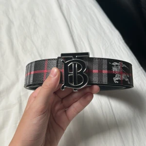 Svart och rött Burberry bälte - Ett helt nytt Burberry bälte i färgerna svart och rött. Riktigt fet bälte som passar till allt, storleken är 105cm. Skriv vid fler frågor! ☺️🤝