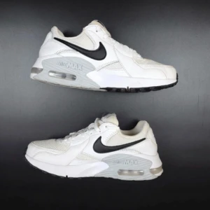 Nike Air Max 90   - Snygga Nike Air Max 90  i vitt med svarta detaljer och grå sula. Klassisk design med synlig Air Max-dämpning, mesh och skinnpaneler samt svart swoosh på sidan.  Storlek 38