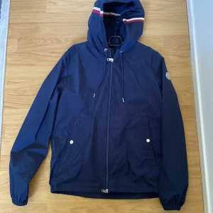Moncler Windbreaker - -Skick 10/10 finns inga problem! Size 1=S, Tveka inte att ställa frågor! 