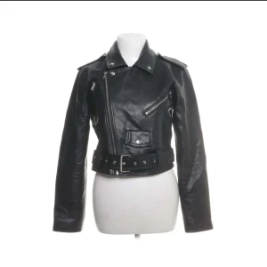 Skinnjacka  - Säljer min skinnjacka som jag köpt här på plick. Väldigt bra skick! Säljer då den inte passade bra. Pris kan diskuteras 