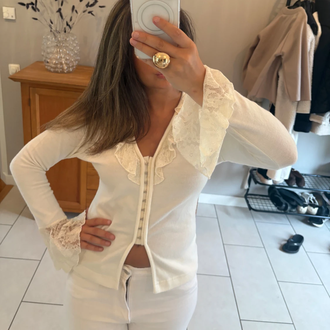 Vit blus med spets och volangdetaljer - 2