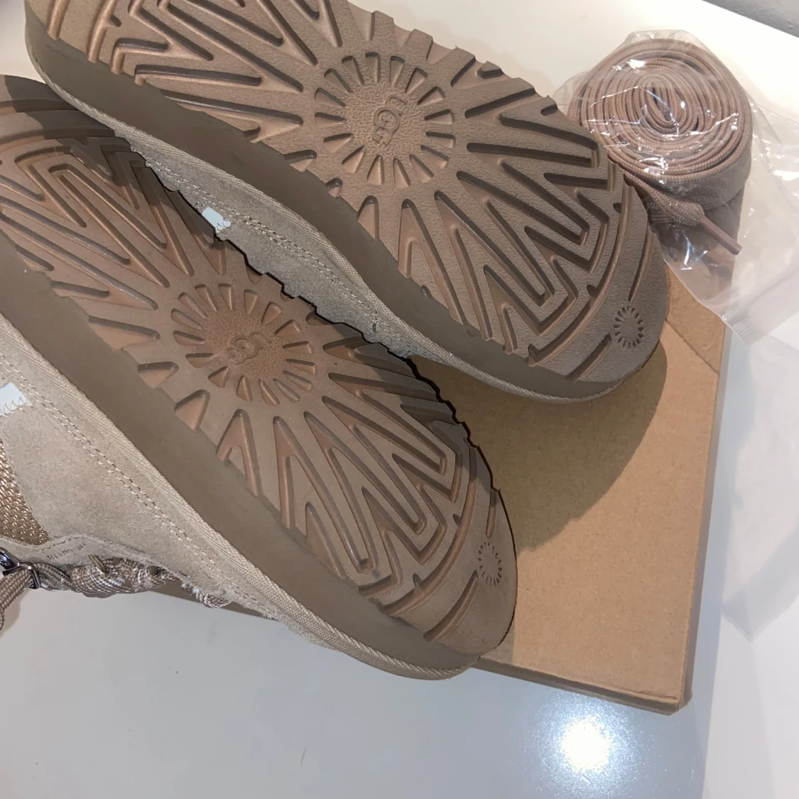 Beige sneakers från UGG med fårfoder - 3