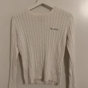 Vit kabelstickad tröja Bonderlid XS - Säljer då den är för liten för mig!