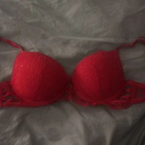 Röd spetsig bandeau tubtopp - Snygg röd bh. aldrig använd bara testad. 