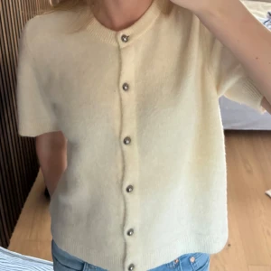 Stickad kortärmad tröja - Jättefin och skön stickad tröja med knappar från Gina💗Säljs då jag tyvärr inte använder den längre 💕