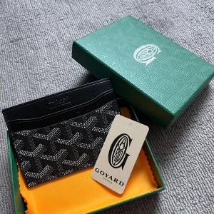 Gojard korthållare - Cardholder från Gojard, stilren och väldigt snygg säljs vid ett bra pris dessutom