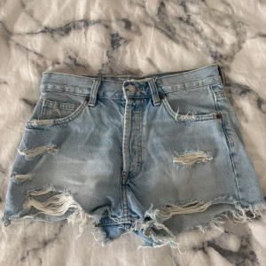 Ljusblåa jeansshorts från Zara - Ljusblå jeansshorts från Zara i storlek 34. Fint skick, använda ett fåtal gånger.