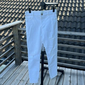 Vita jeans från River Island, 10 år - Snygga vita jeans från River Island med klassisk femficksdesign och justerbar midja. Byxorna har smal passform och är tillverkade i mjuk bomullsmix. Perfekta för dig som gillar en clean och fräsch look.