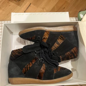 Isabel Marant sneakers  - Snygga klackar från Isabel Marant i mycket fint skick. Skorna har inga defekter och kommer med både dustbag och låda!