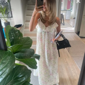 Lång blommig sommarklänning med volang hm - Superfin långklänning med tunna axelband och volangdetaljer vid bysten. Klänningen är vit med blommigt mönster i ljusgult, grönt och lila. Perfekt flowy passform och luftig för varma dagar. Materialet känns som bomull eller linne. Så populär från hm!! Älskar!! Bilder lånade från Pinterest 