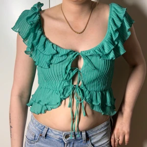 Topp Zara volangtopp  - Superfin turkos volangtopp från Zara. Knappt använd så i jättefint skick. Köp sker via köp nu, jag postar inom 24h. Kvar tills markerad såld 