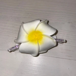 Hårklämma  med vit och gul blomma - Hårklämma