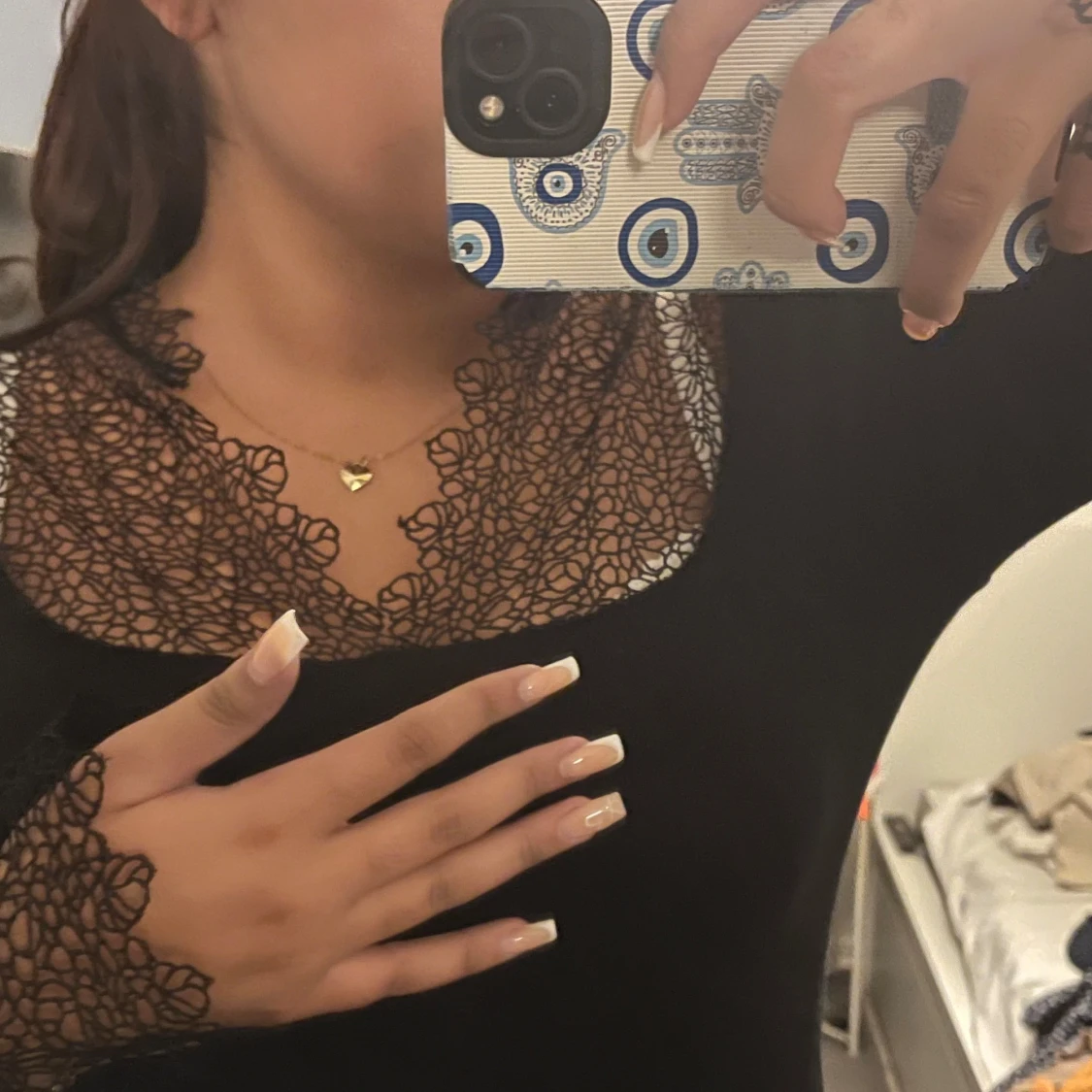 Svart topp med spetsdetaljer - 1