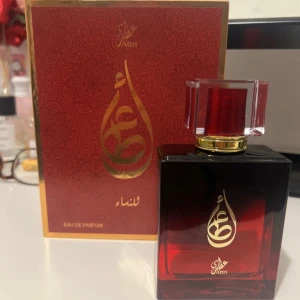 Attri Eau de Parfum 100ml röd/guld - Lyxig parfym från Attri i en elegant röd glasflaska med guldiga detaljer och genomskinlig röd kork. Kommer i en snyggt mönstrad röd och guld ask. Flaskan rymmer 100 ml Eau de Parfum och har en exklusiv känsla med arabisk design. Köpt från Dubai och medtagen. En oud doft som får folk att vända sig om för att fråga vad du har för doft🥰🥰