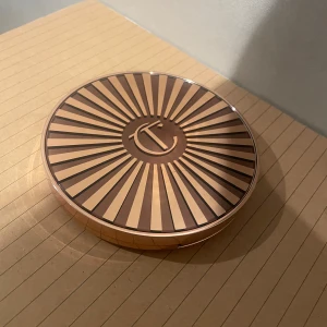 Charlotte Tilbury Beautiful Skin Bronzer - Charlotte Tilbury beautiful skin sun-kissed glow bronzer, i färg 2 medium, några användningar men mycket av formen syns fortfarande, skriv för frågor, nypris nk 630, tar gärna emot prisförslag
