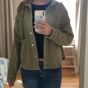 Grön Zara jeansjacka - Säljer min gröna jeansjacka från Zara, jätte fint skick och inga tecken på användning! Skriv vid frågor eller fler bilder, pris går alltid att diskutera💕