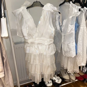 Vit volang klänning - Superduperfin volang klänning som det va tänkt att jag skulle ha på studenten. Men de blev tyvärr inte så. Aldrig använd endast testad. Dock är den insydd vid banden då de va lite för stora för mig. 