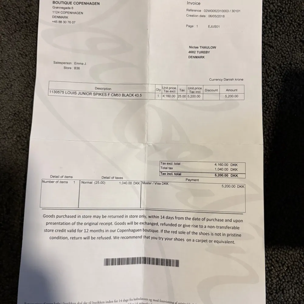 Säljer nu mina loubs då jag sugen på något nytt, inte använd mycket alls, köpta helt äkta kvitto allt finns med. Skick 8/10 en spik saknas dock men inget man lägger märke till, finns att köpa till också. Hör av er vid funderingar eller bud!. Kengät.