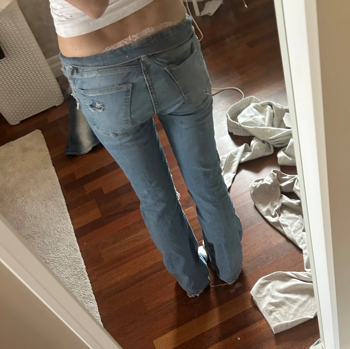 jättesnygga jeans med slitningar - 1