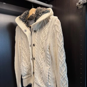 Vit stickad kofta - en skön stickad hoodie som är unlabed skick 9/10 st XS 