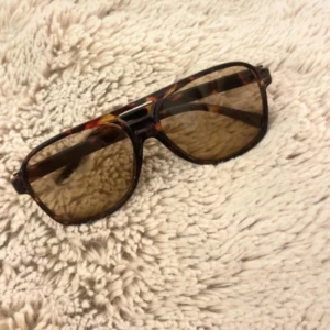 Trendiga solglasögon med leopardmönster - Snygga solglasögon med mönstrade bågar och bruna linser. Super snygga både på och som assessoar. Väldigt liknande ray-ban men har inte koll på vilket märke de är