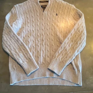 Stickad halfzip från ralph lauren polo - Säljer nu denna sjukt feta kabelstickade half-zip från Ralph Lauren Polo! 🔥 Den är i storleken 14-16 år och passar perfekt både till vardags och festligare tillfällen. 🎉Tveka inte att skriva om du har några frågor eller funderingar‼️Priset går även att diskutera. 🙌😁