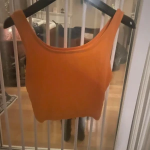 Orange linnetopp från Shein - Säljer en snygg orange linnetopp från Shein. Perfekt för sommardagar med sin ärmlösa design och sköna passform. Toppen är tillverkad i ett mjukt material som känns bekvämt mot huden.
