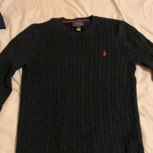 kabelstickad Ralph Lauren Polo tröja - Säljer nu denna stilrena kabelstickade Ralph Lauren-tröja! ✨ Den är perfekt för både vardag och finare tillfällen🥂Passar storlek 14-16 år, vilket motsvarar typ XS och är självklart äkta 💯Skriv för fler frågor eller funderingar 😃pris går även att diskutera 🙌