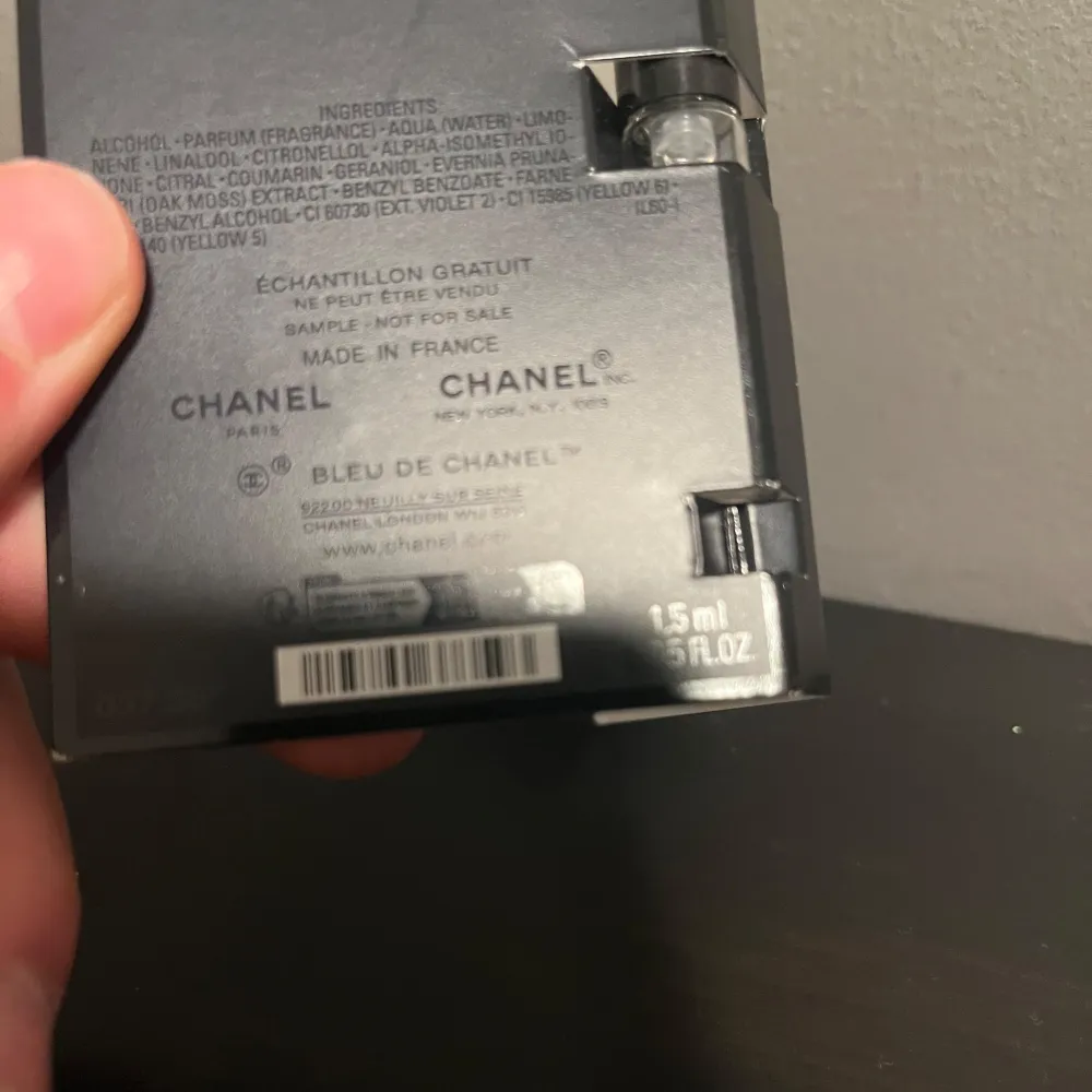 Bleu de Chanel parfum/edp är båda väldigt bra fräscha parfymer som då också håller länge då de är edp och parfum! 1,5ml kan även frakta för 22kr!. Perfume.