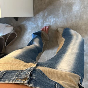 Coola jeans - Säljer dessa supercoola jeans med Manchester och jeans-tyg. 🩷🌸