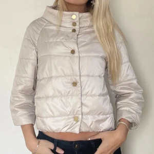 Beigh herno liknade jacka  - Intresse koll!! Jätte fin jacka 🙌🏽 som är perfekt för våren liknar herno jackan köptes här på Plick från chique.uf 💗 så fin men är lite tveksam om ja vill behålla den!!  det är samma jacka som på bilden 🙌🏽💕 